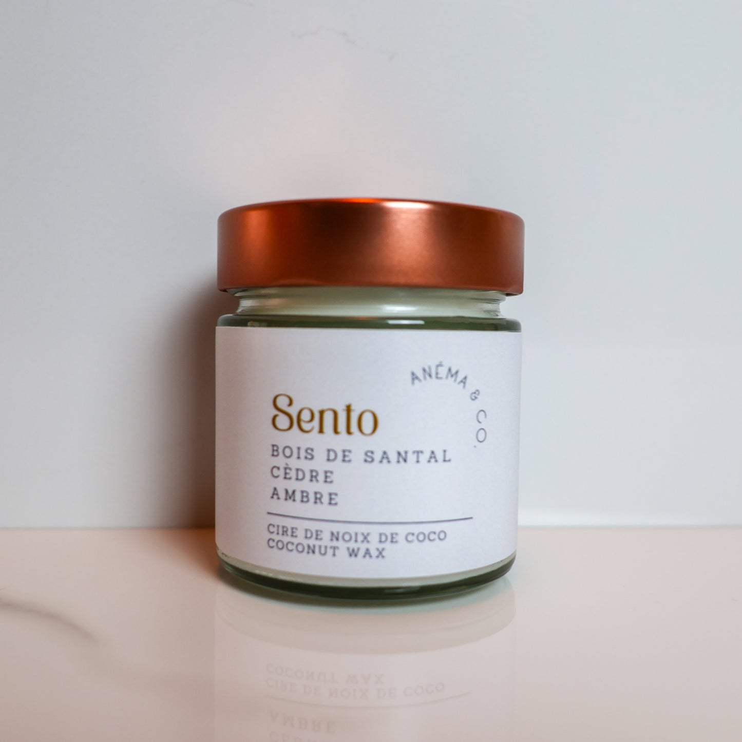 Bougie Sento ANÉMA & CO. en cire de noix de coco – parfum bois de santal, cèdre et ambre