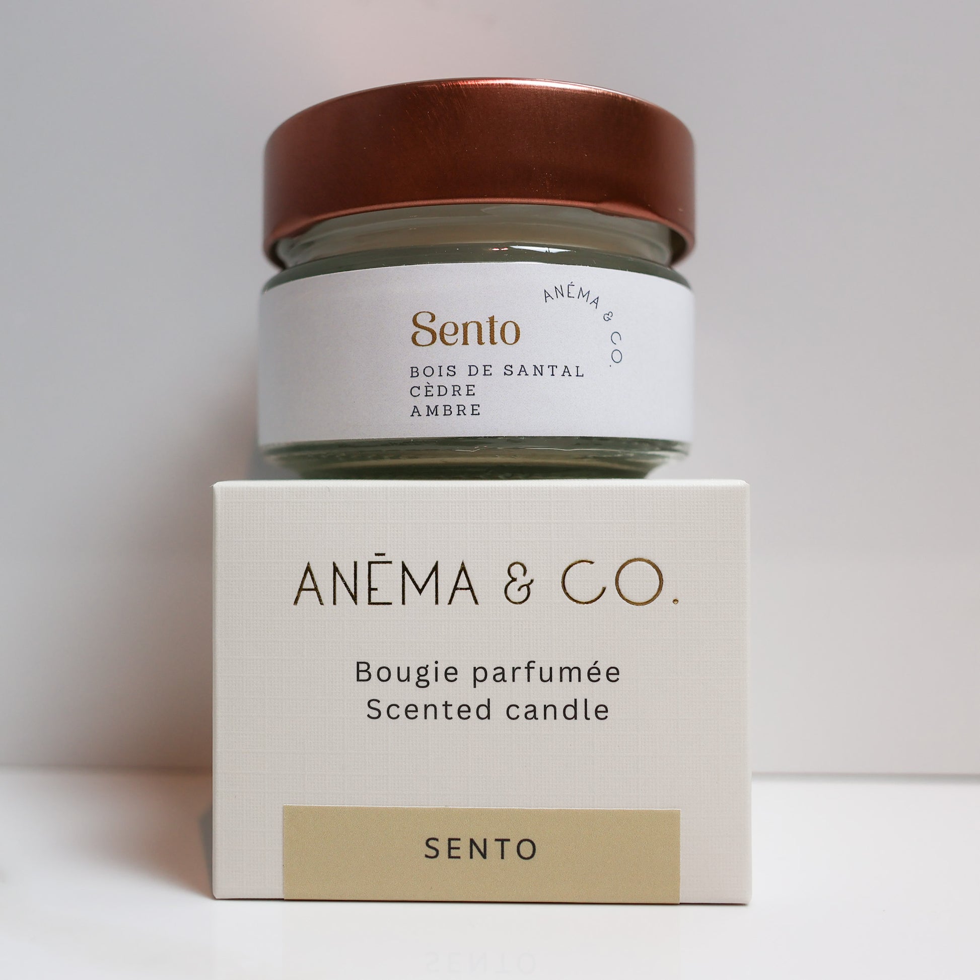 Bougie Sento ANÉMA & CO. en cire de noix de coco – parfum bois de santal, cèdre et ambre
